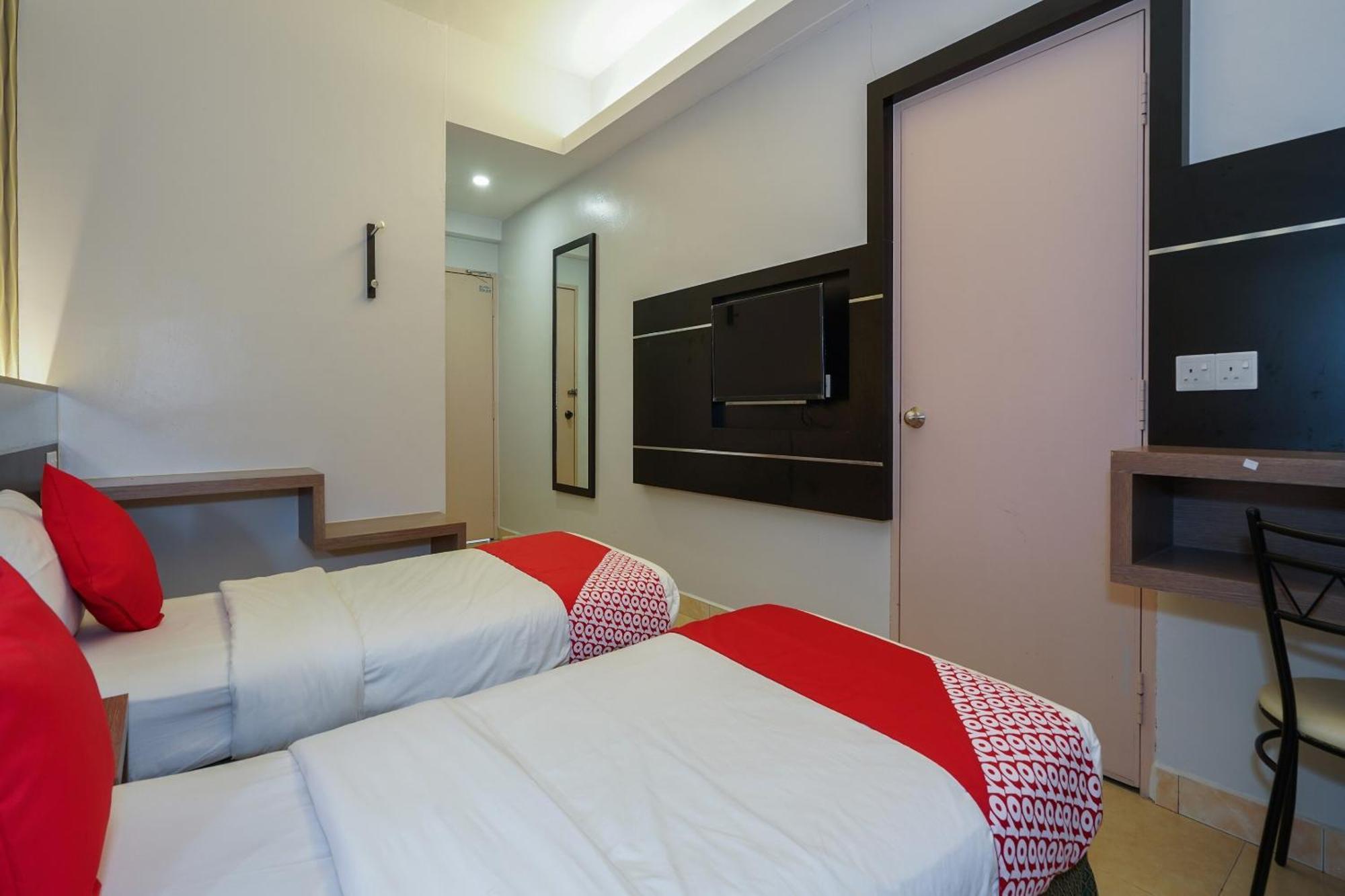 Hotel O Hotel Orchard Inn Lumut Exterior photo