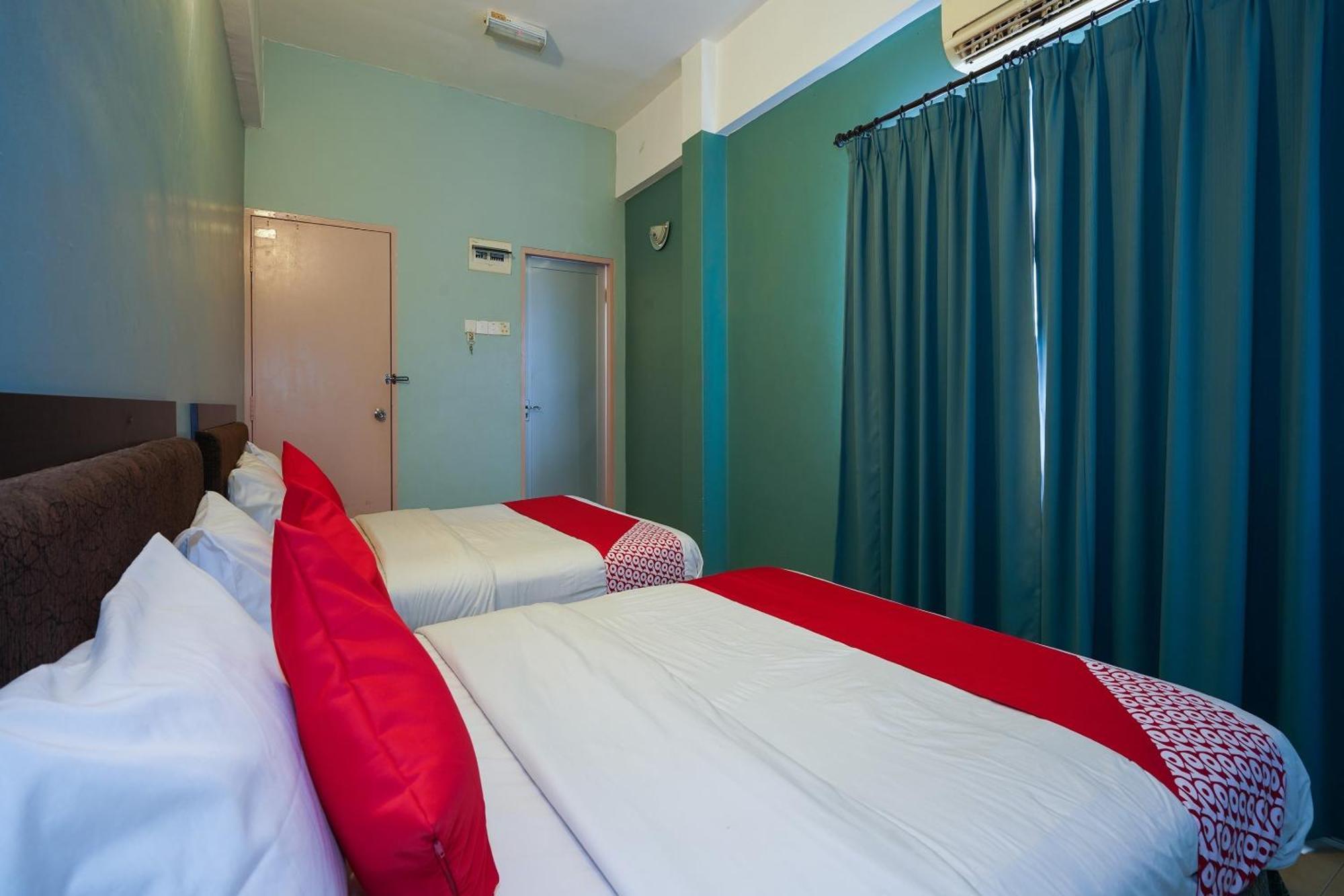 Hotel O Hotel Orchard Inn Lumut Exterior photo